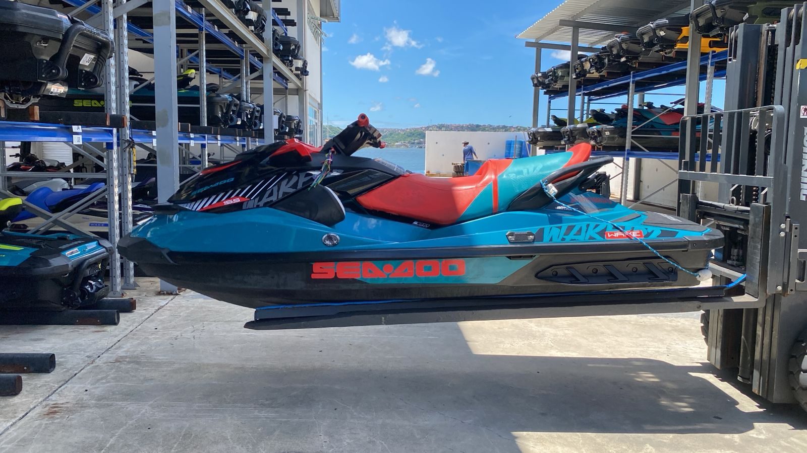 Jet Ski Sea-Doo Wake 155 — Azul e Vermelho — foto 1